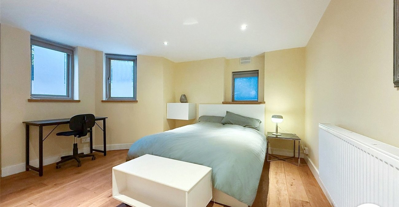 2 bedroom property to rent in London | Robinson Jackson