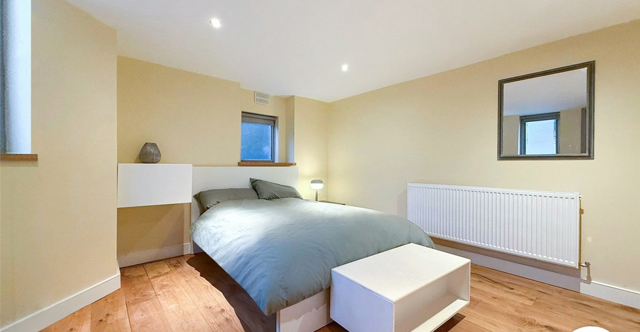 2 bedroom property to rent in London | Robinson Jackson