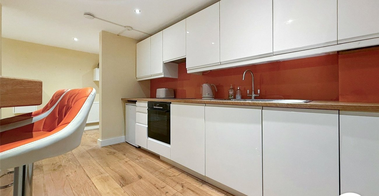 2 bedroom property to rent in London | Robinson Jackson