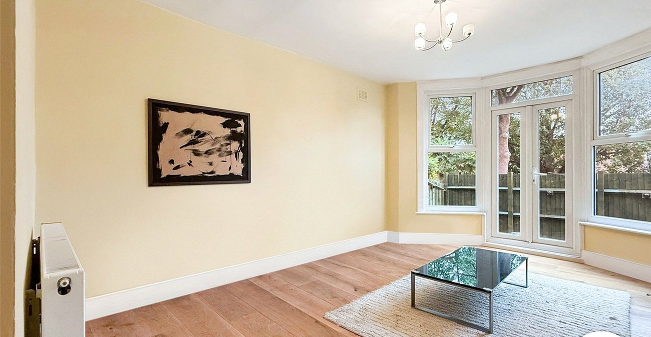 2 bedroom property to rent in London | Robinson Jackson