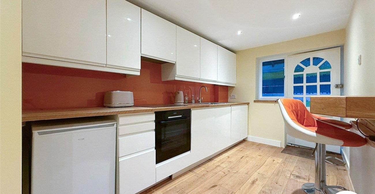 2 bedroom property to rent in London | Robinson Jackson