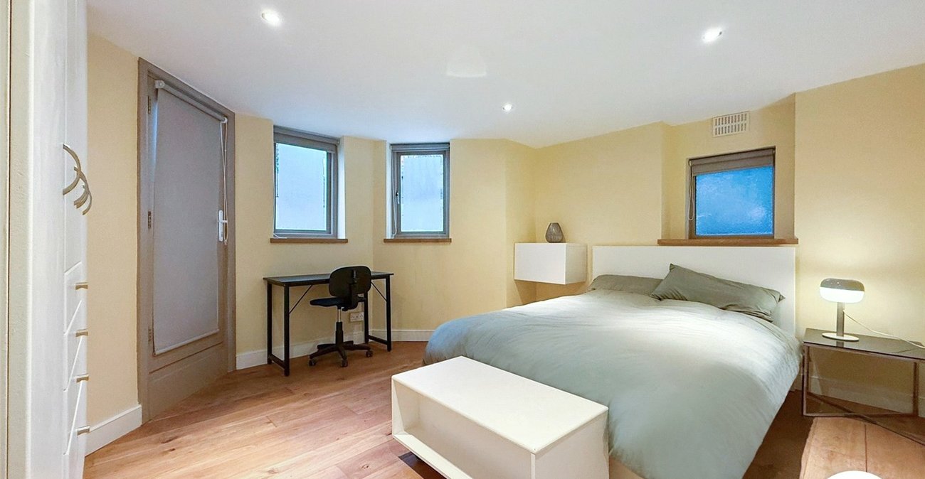 2 bedroom property to rent in London | Robinson Jackson