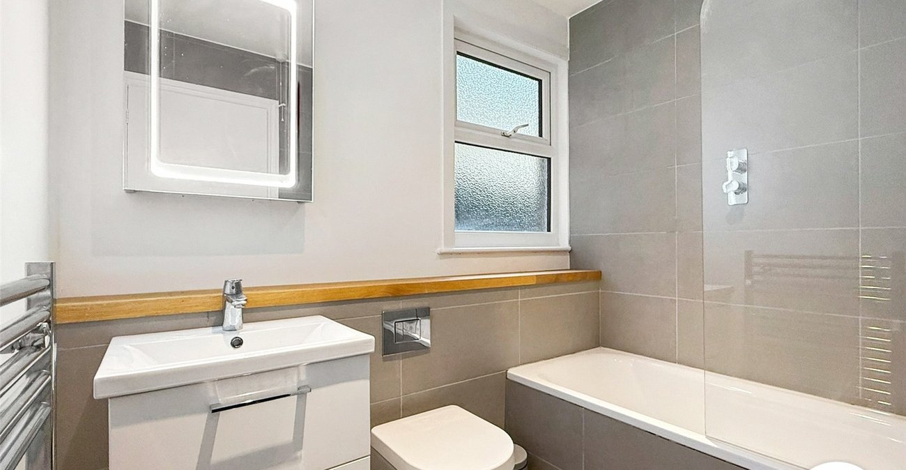 2 bedroom property to rent in London | Robinson Jackson