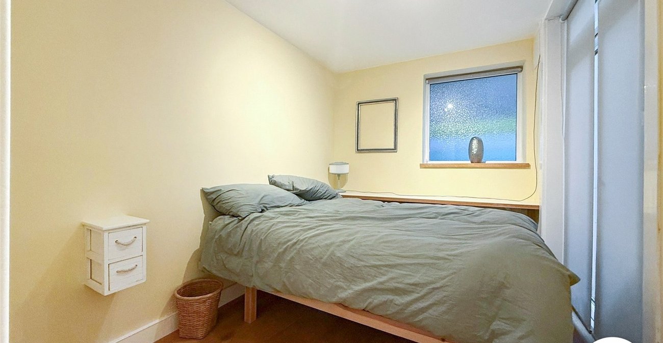 2 bedroom property to rent in London | Robinson Jackson