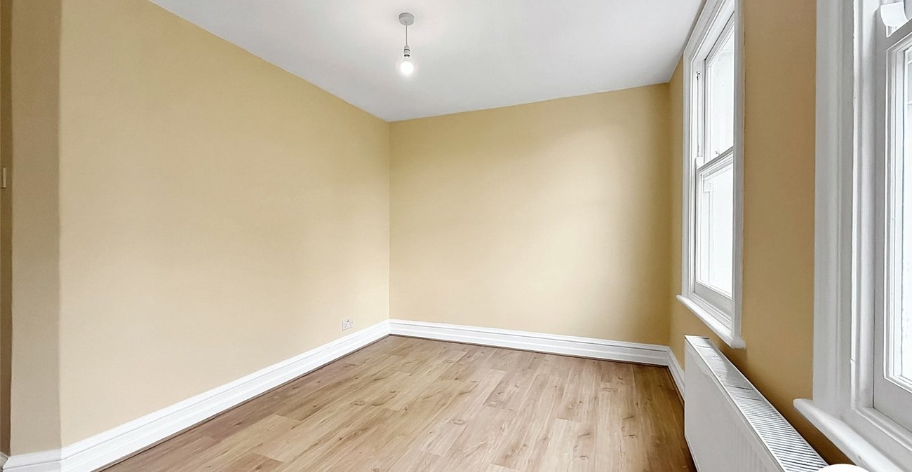 2 bedroom property to rent in London | Robinson Jackson