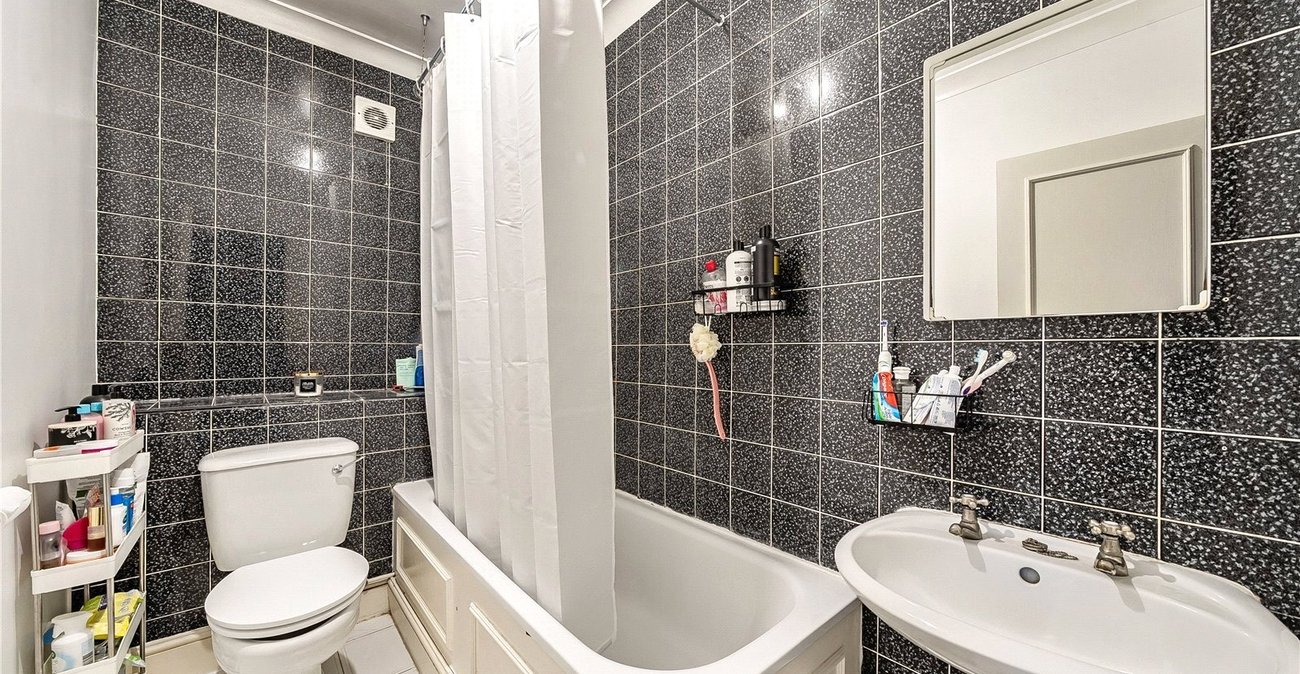 2 bedroom property to rent in Sydenham | Robinson Jackson