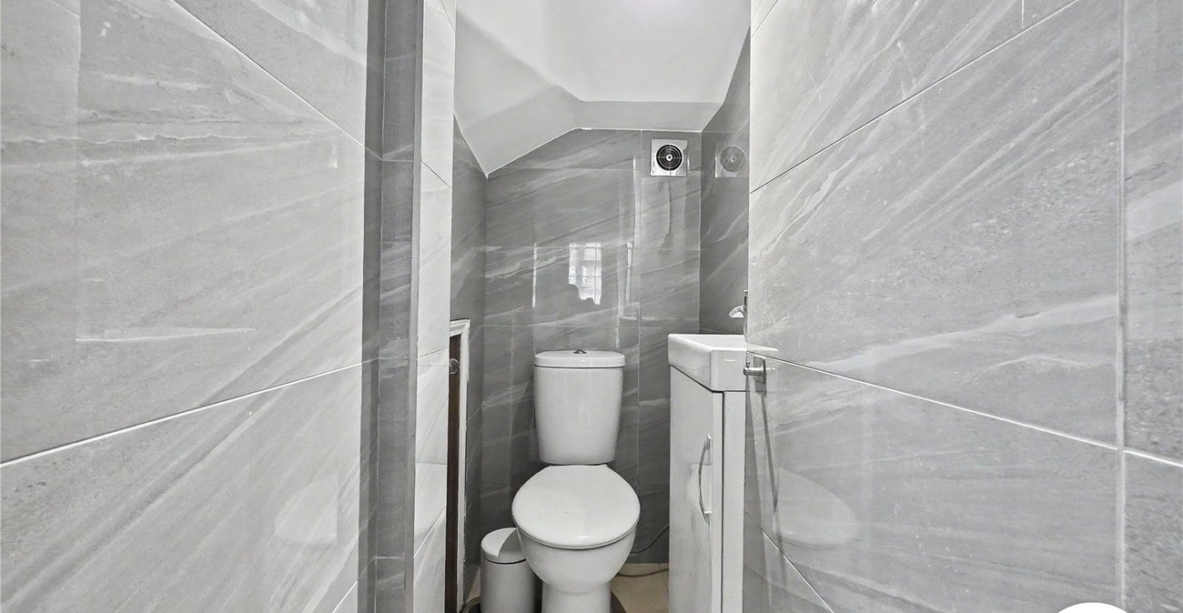 5 bedroom house to rent in London | Robinson Jackson