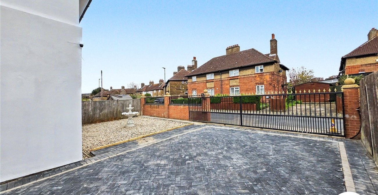 5 bedroom house to rent in London | Robinson Jackson