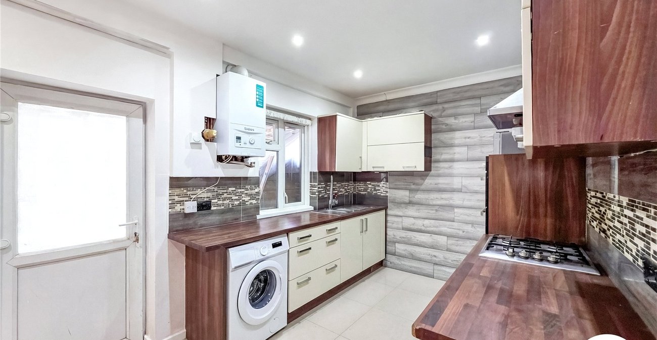 5 bedroom house to rent in London | Robinson Jackson