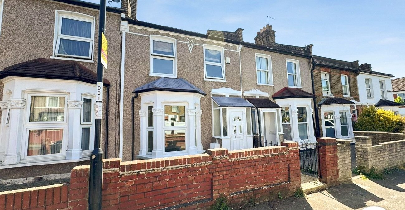 3 bedroom house to rent in London | Robinson Jackson