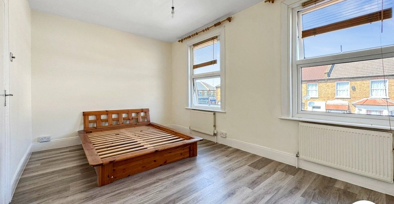 3 bedroom house to rent in London | Robinson Jackson