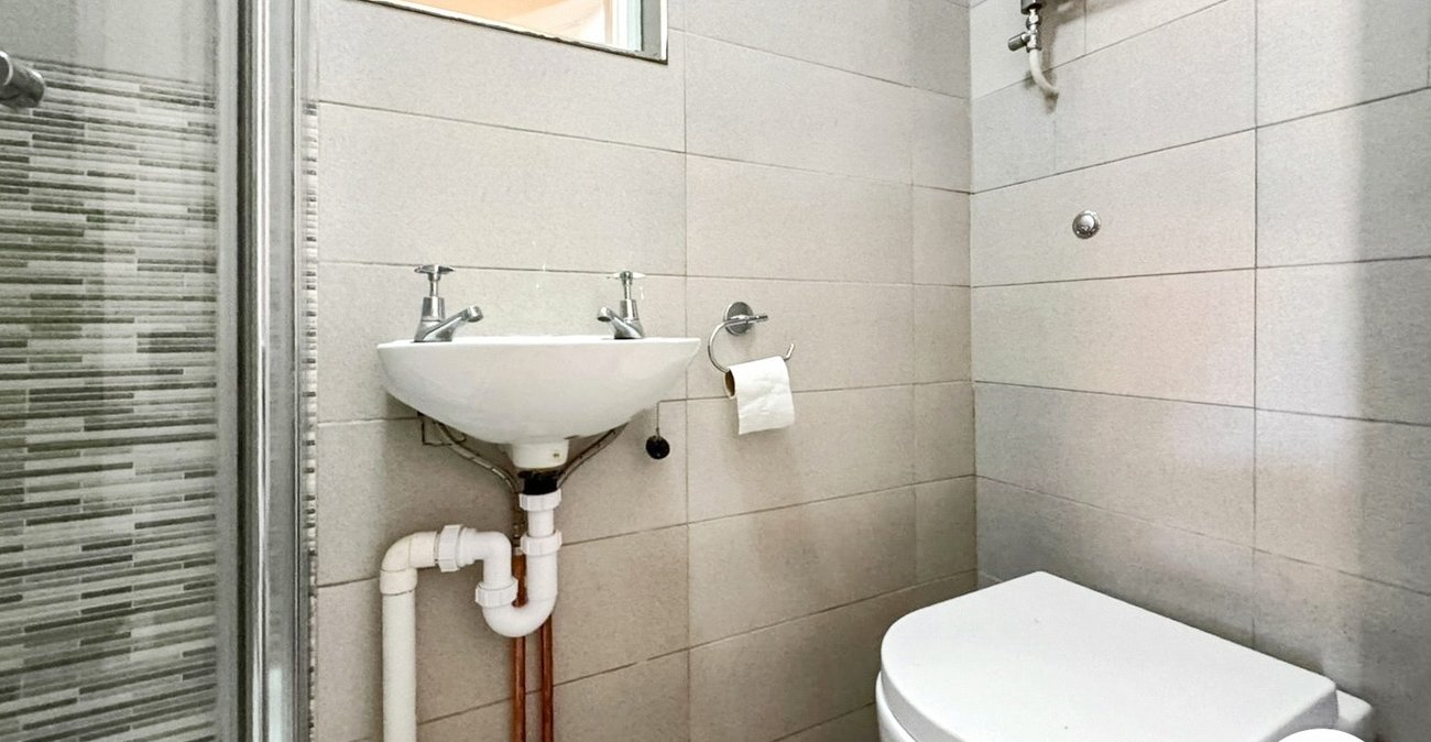 3 bedroom house to rent in London | Robinson Jackson