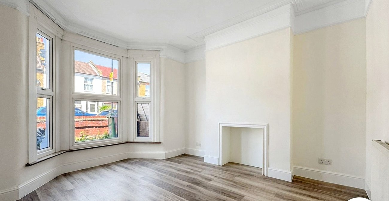 3 bedroom house to rent in London | Robinson Jackson