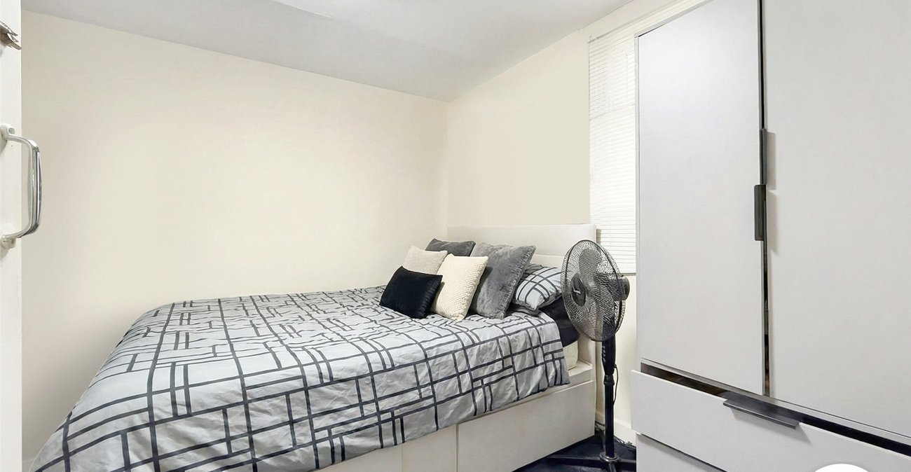 3 bedroom house to rent in London | Robinson Jackson