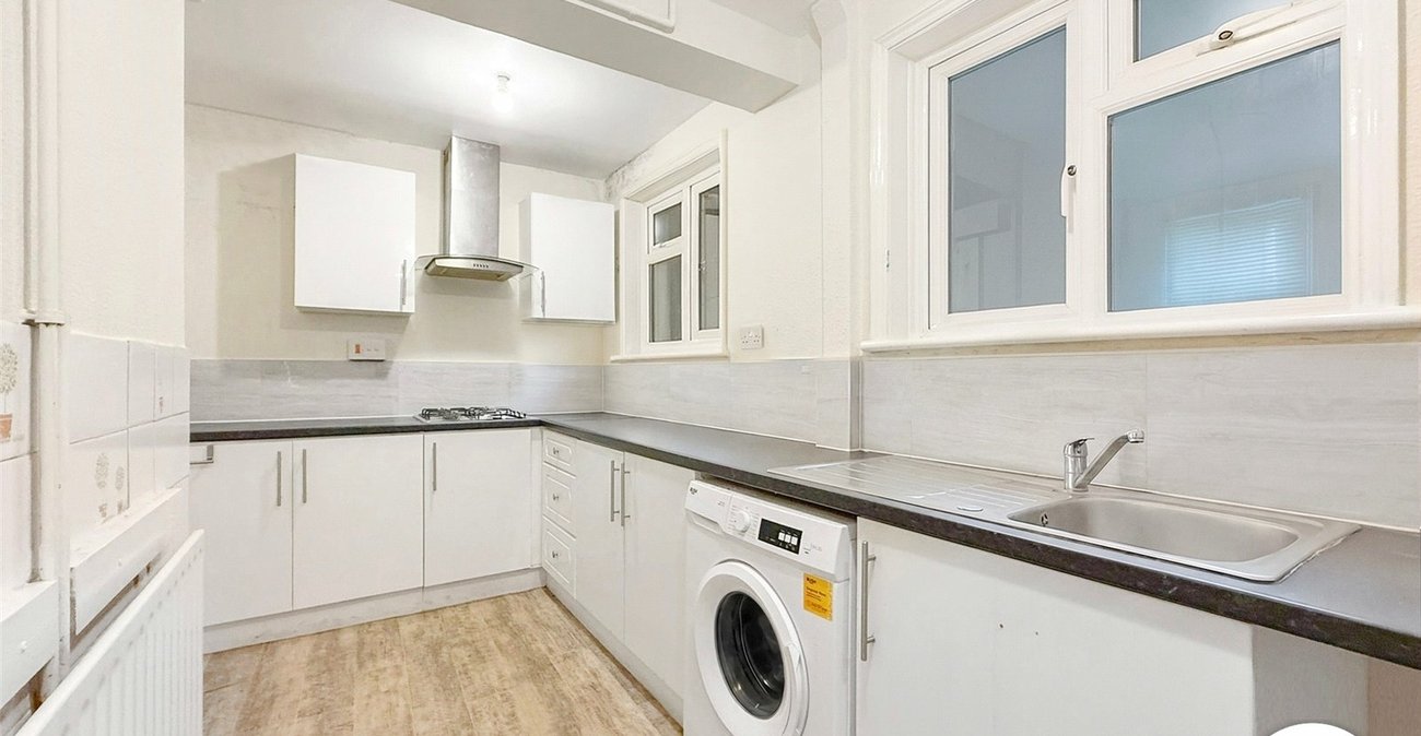 3 bedroom house to rent in London | Robinson Jackson