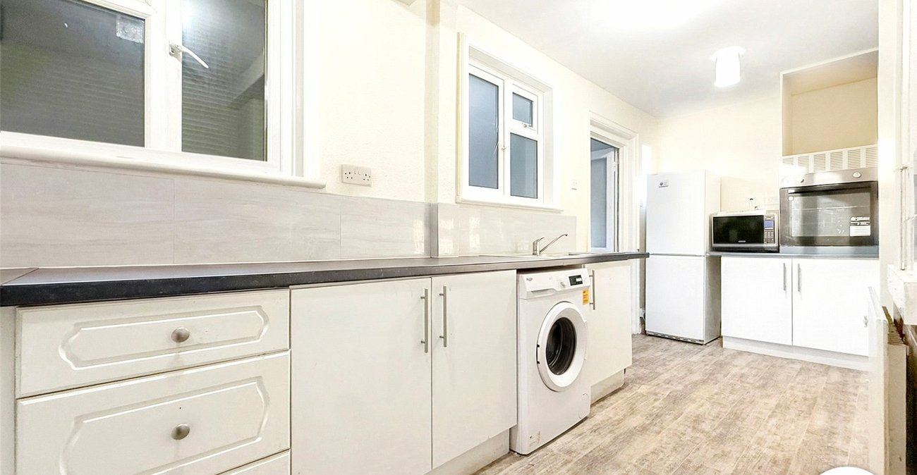 3 bedroom house to rent in London | Robinson Jackson