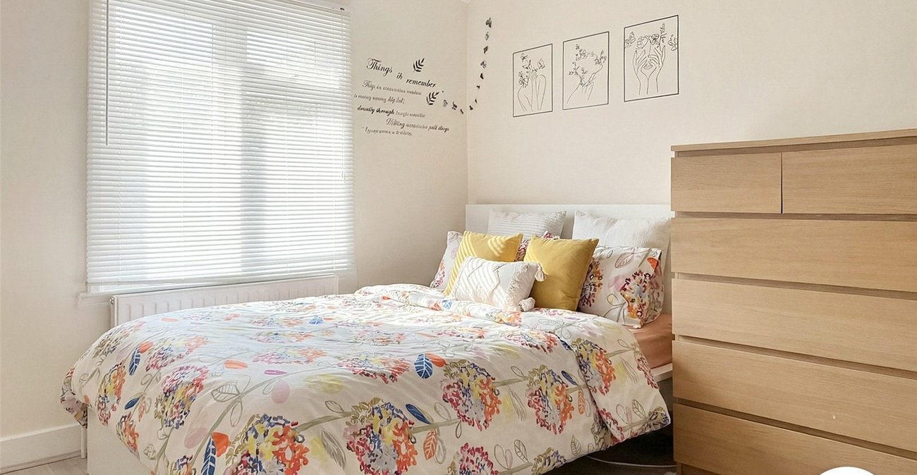 3 bedroom house to rent in London | Robinson Jackson