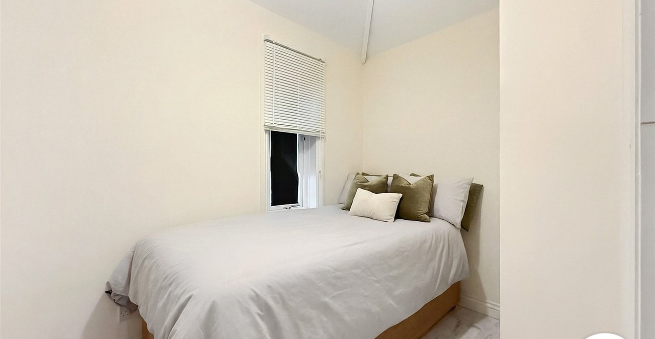 3 bedroom house to rent in London | Robinson Jackson