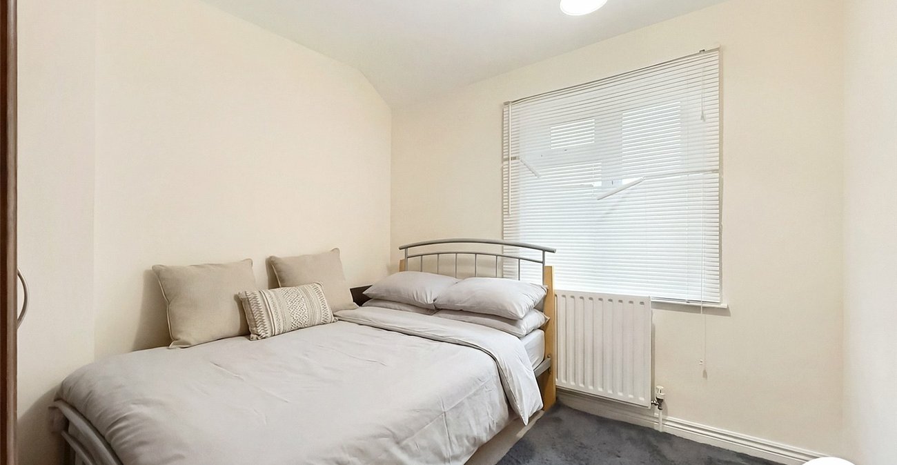 3 bedroom house to rent in London | Robinson Jackson