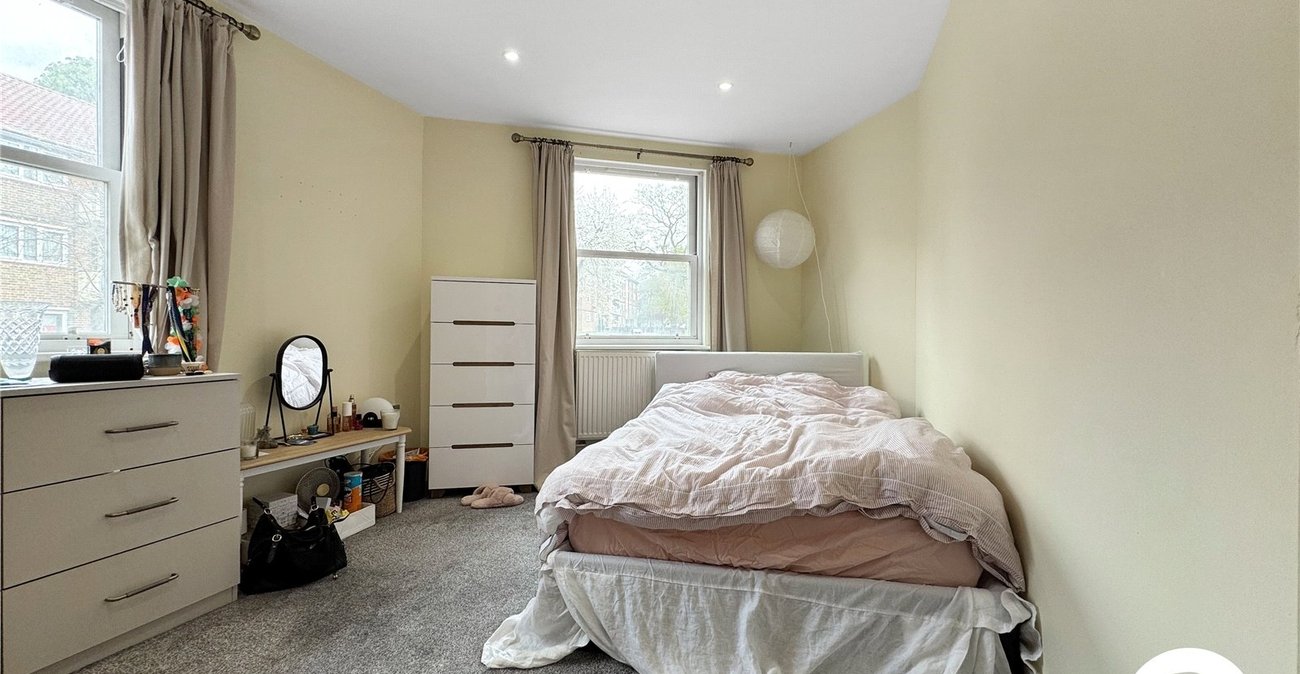 2 bedroom property to rent in London | Robinson Jackson