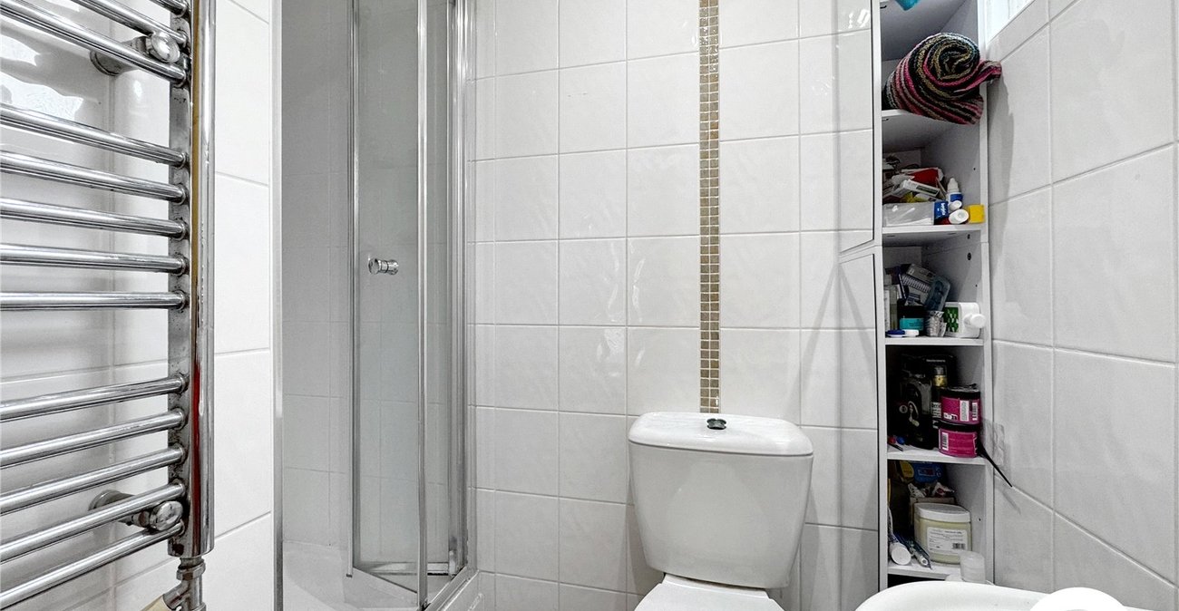 2 bedroom property to rent in London | Robinson Jackson