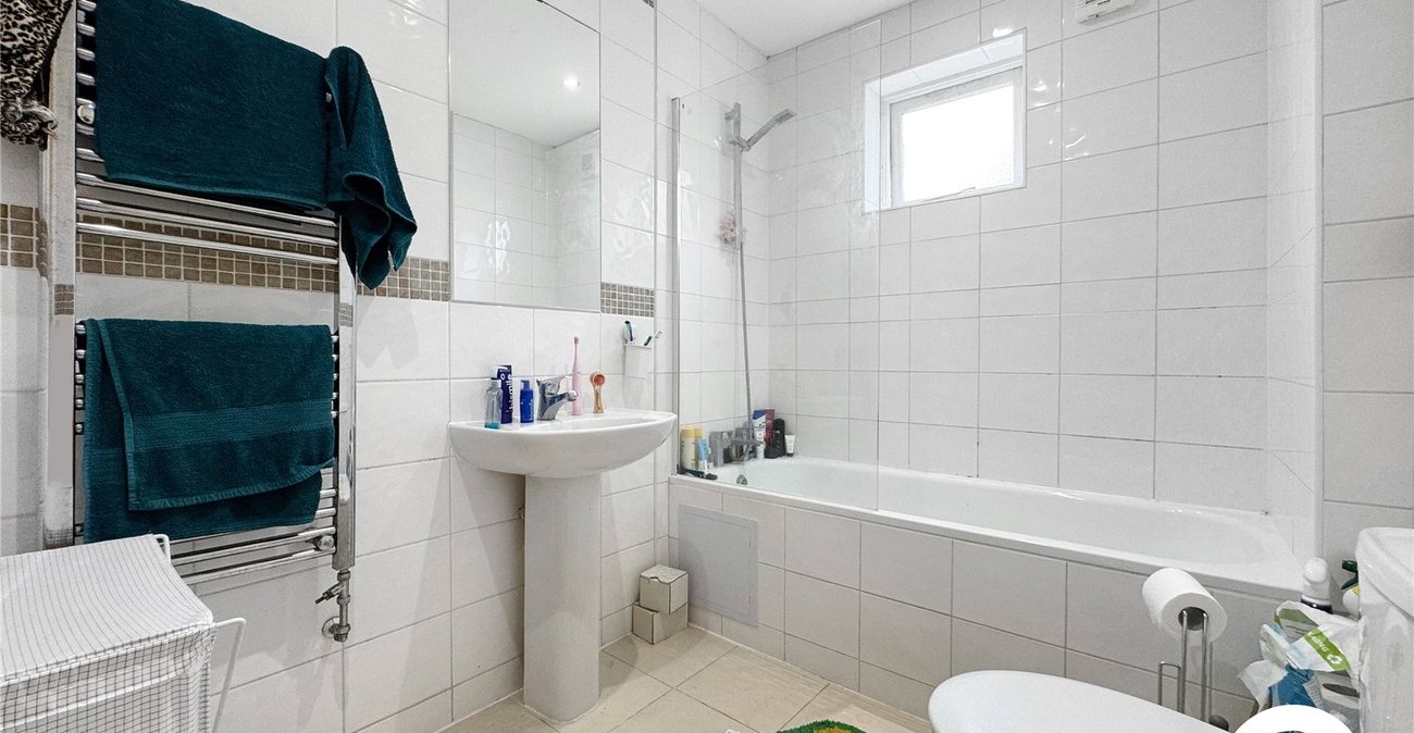 2 bedroom property to rent in London | Robinson Jackson