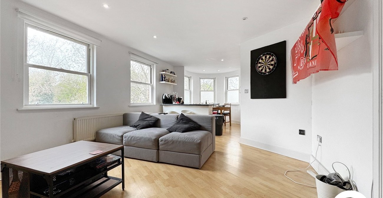 2 bedroom property to rent in London | Robinson Jackson