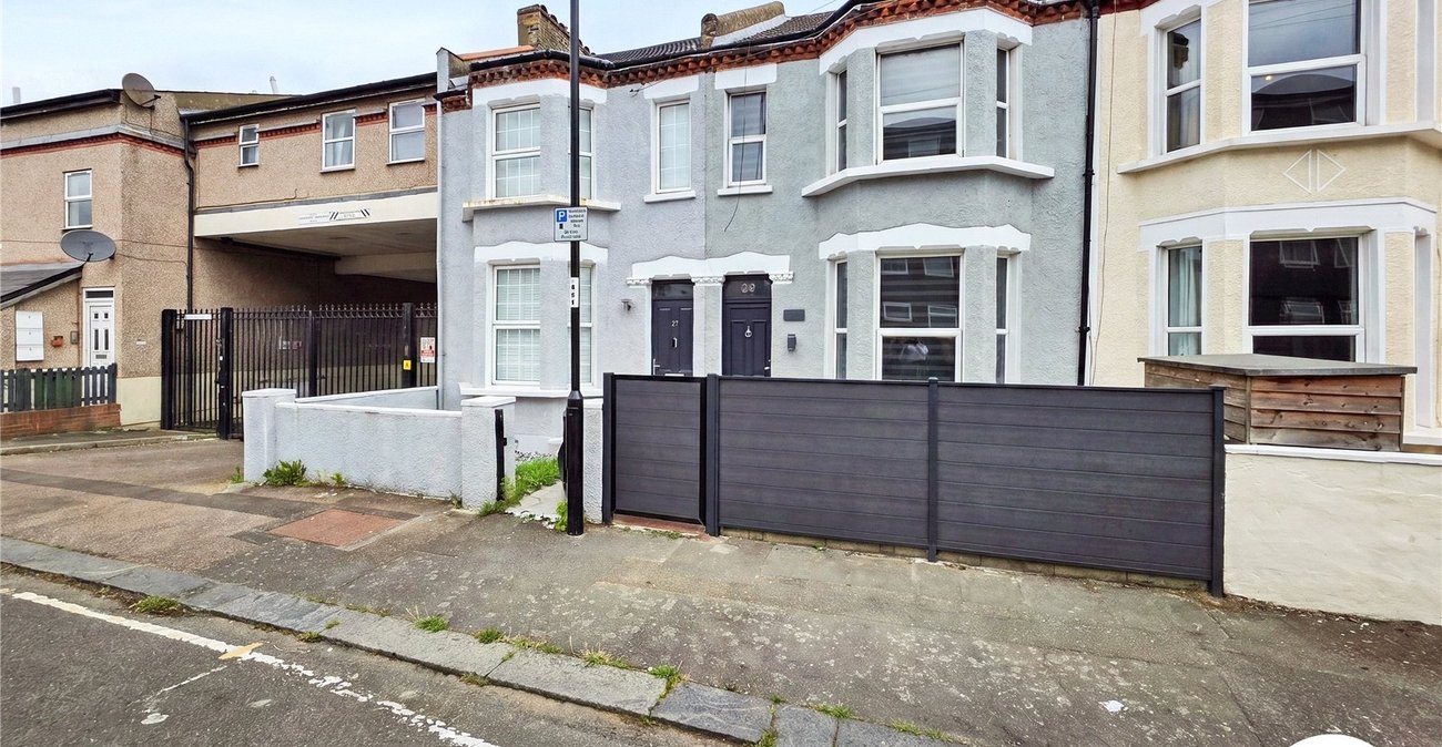 3 bedroom house to rent in London | Robinson Jackson