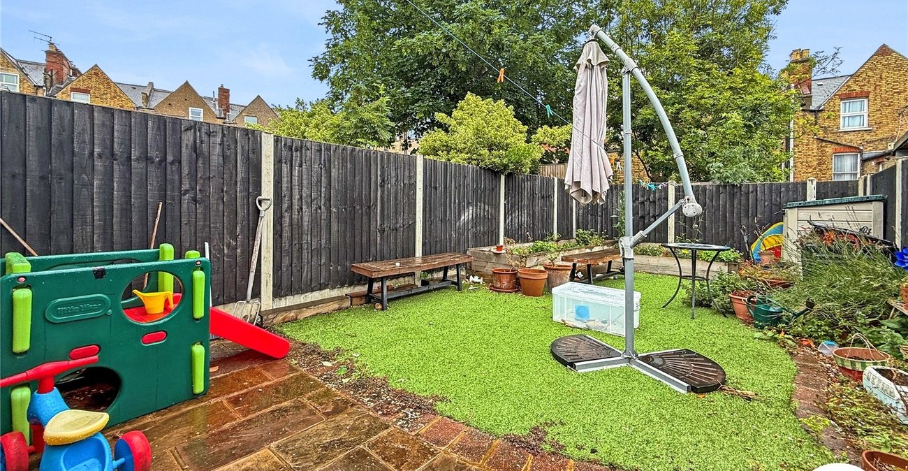4 bedroom house to rent in London | Robinson Jackson