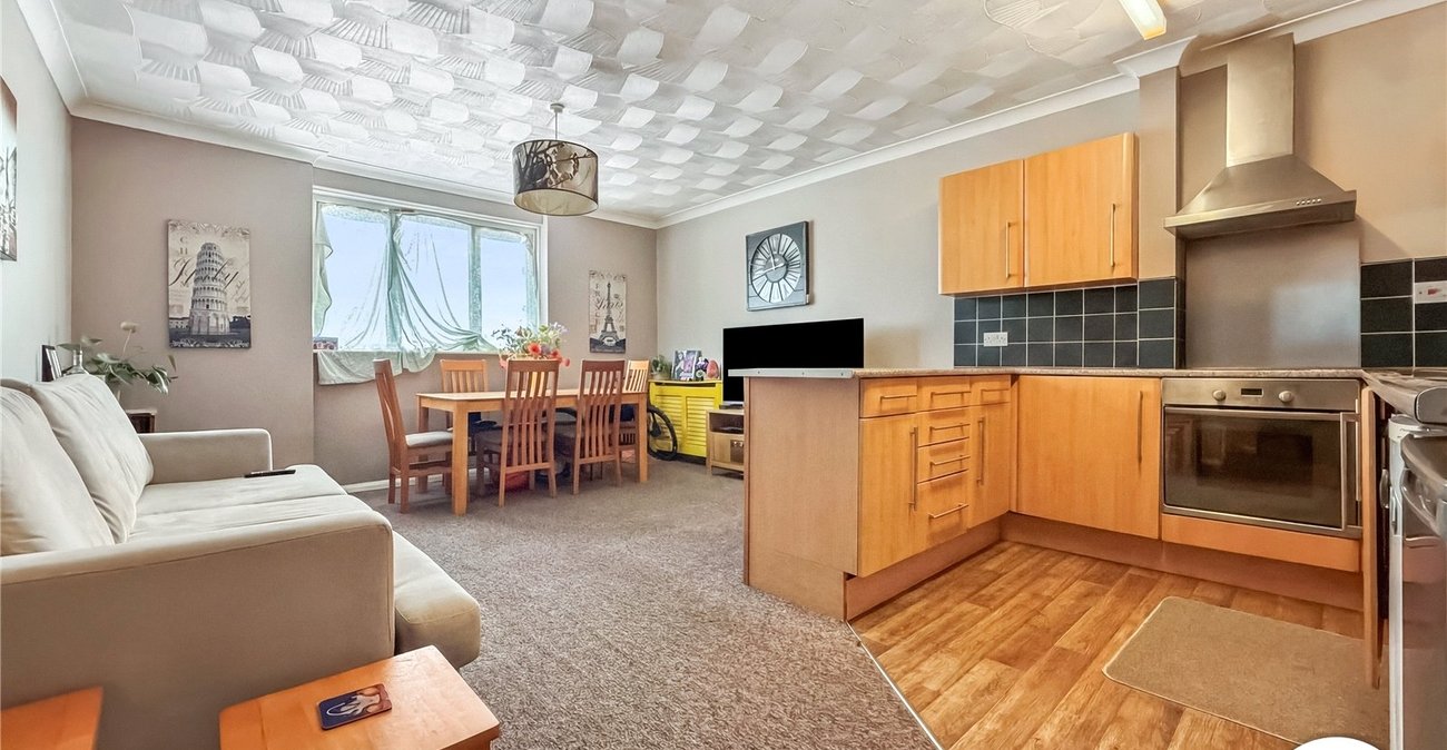 2 bedroom property to rent in Buckland Hill | Robinson Michael & Jackson