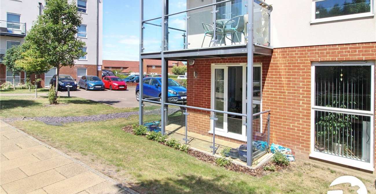 2 bedroom property to rent in Castle Hill | Robinson Michael & Jackson