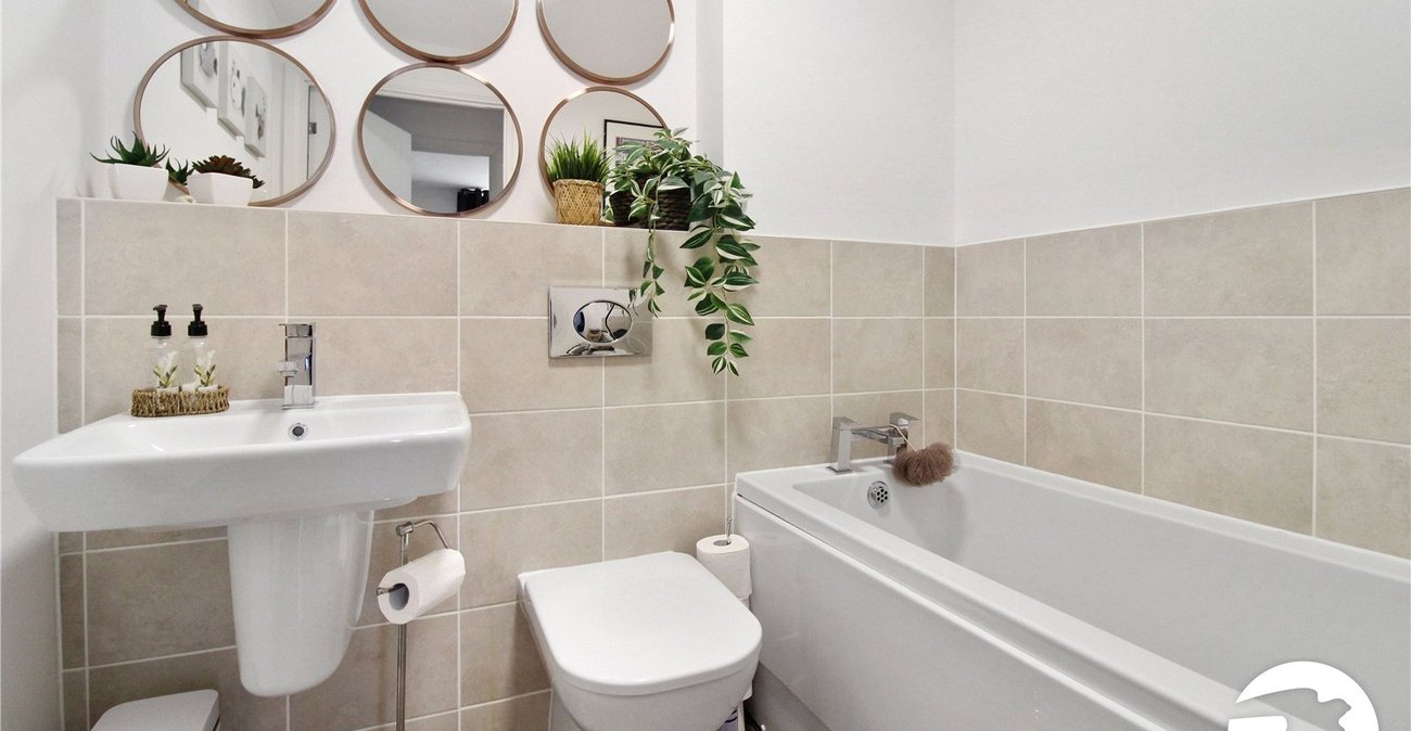 2 bedroom property to rent in Castle Hill | Robinson Michael & Jackson