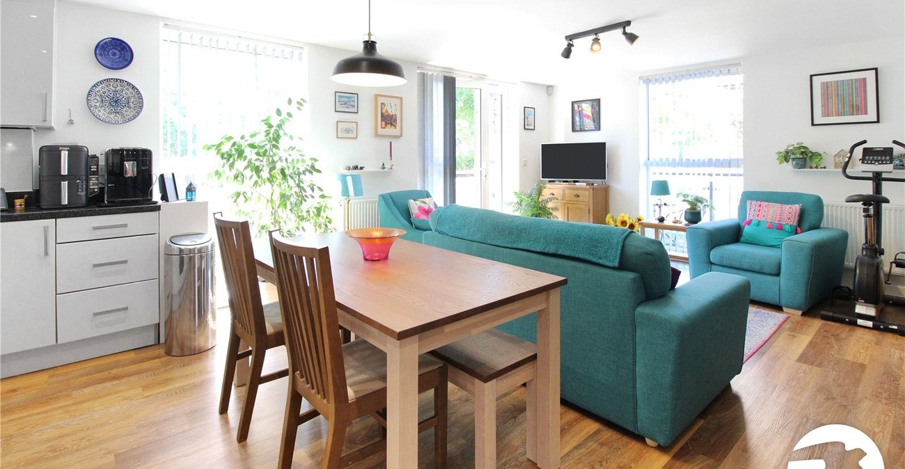 2 bedroom property to rent in Castle Hill | Robinson Michael & Jackson