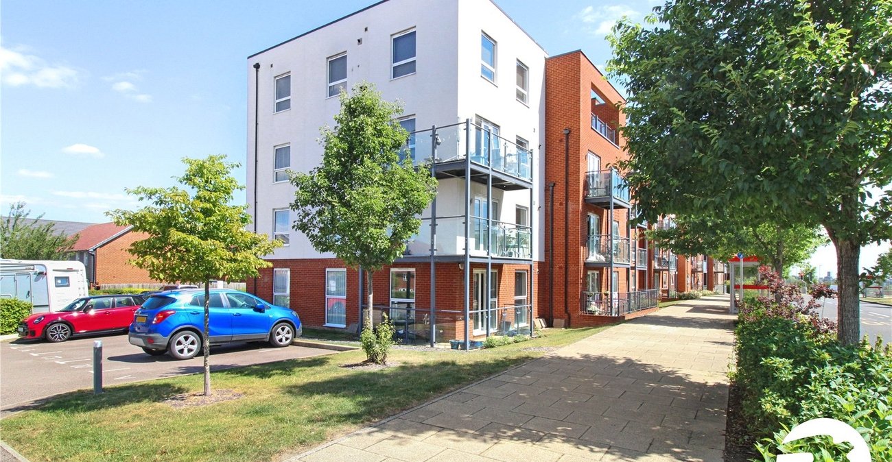 2 bedroom property to rent in Castle Hill | Robinson Michael & Jackson