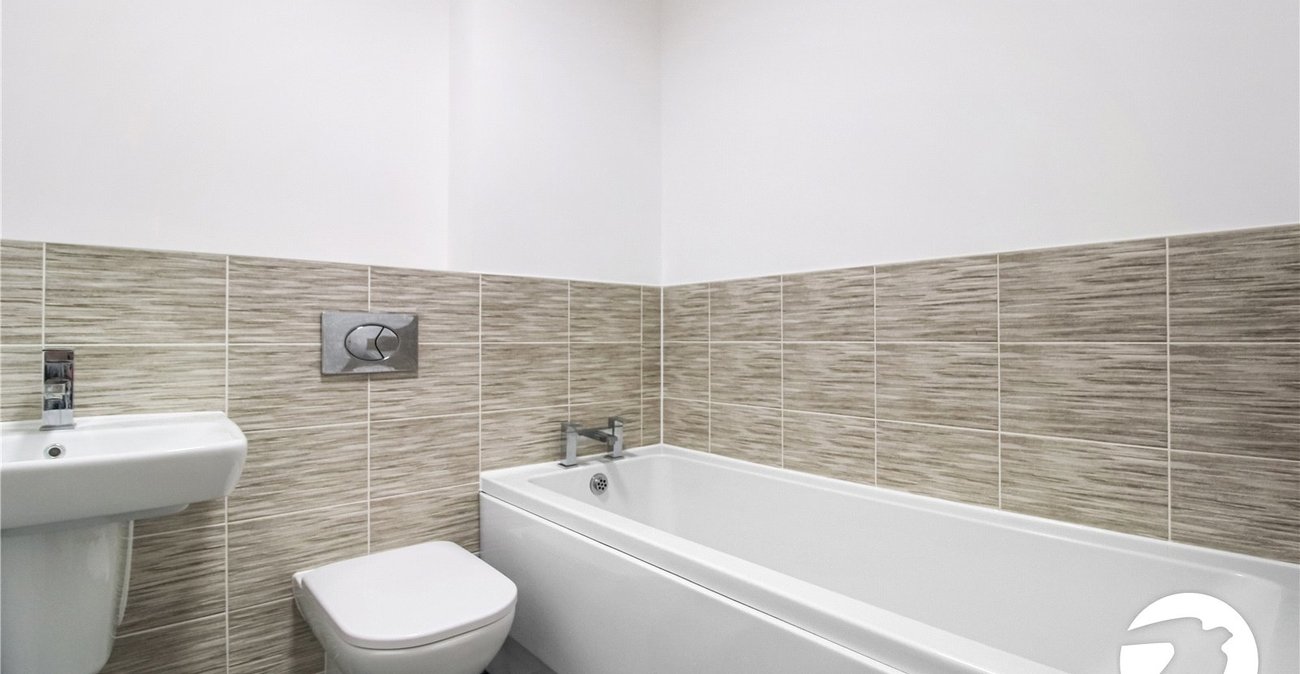 2 bedroom property to rent in Castle Hill | Robinson Michael & Jackson