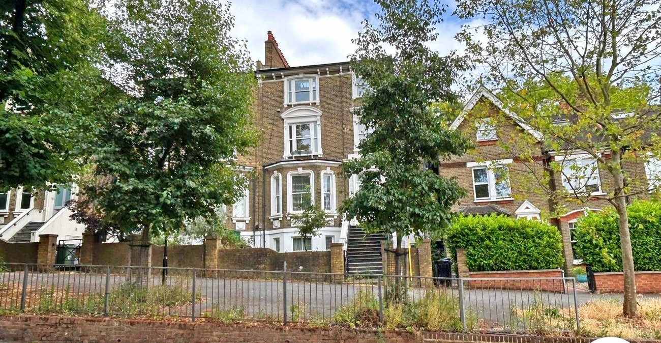 2 bedroom property to rent in London | Robinson Jackson