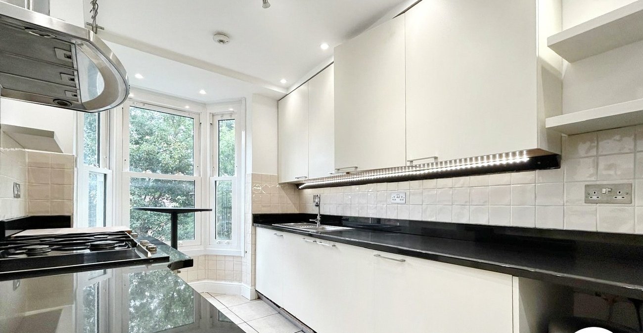 2 bedroom property to rent in London | Robinson Jackson