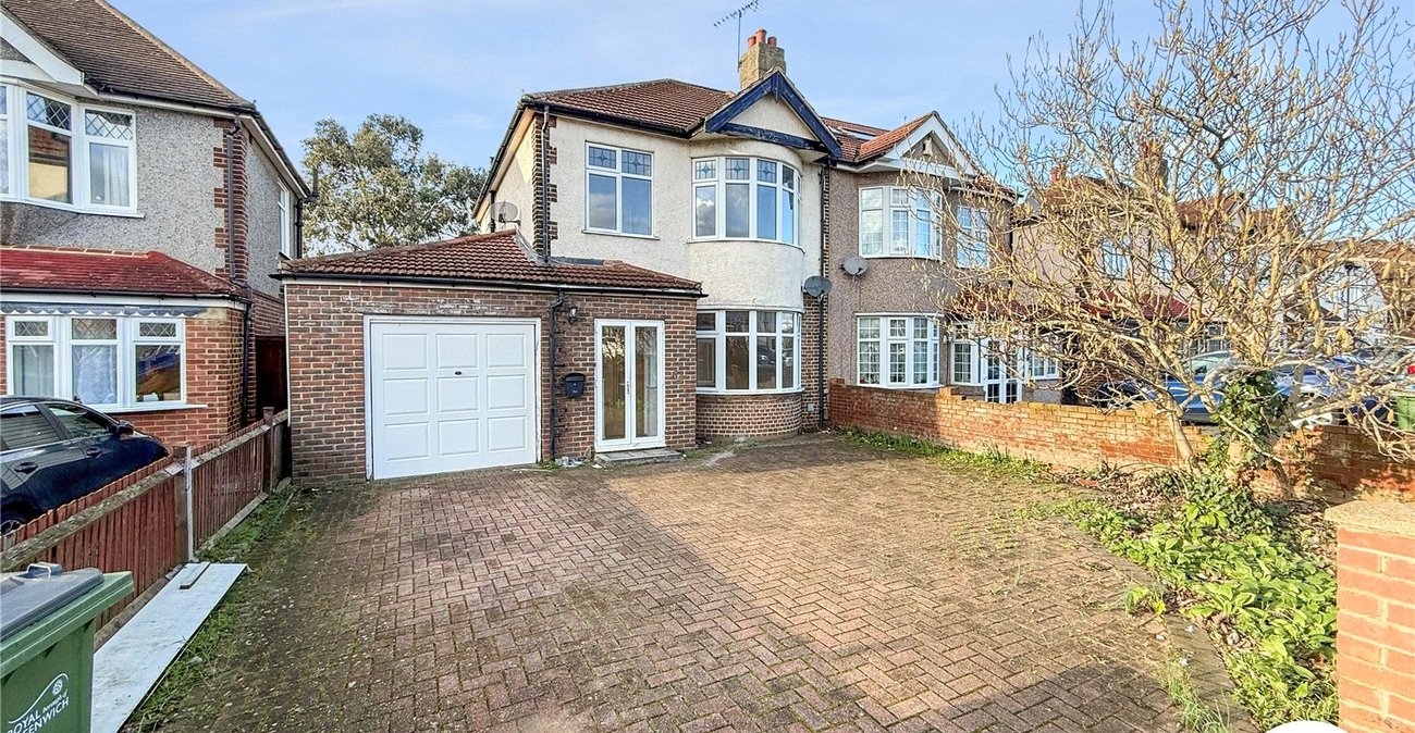 3 bedroom house to rent in London | Robinson Jackson