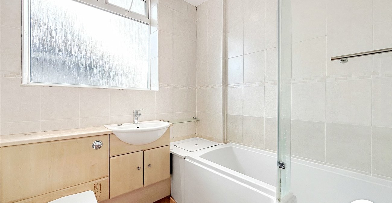 3 bedroom house to rent in London | Robinson Jackson