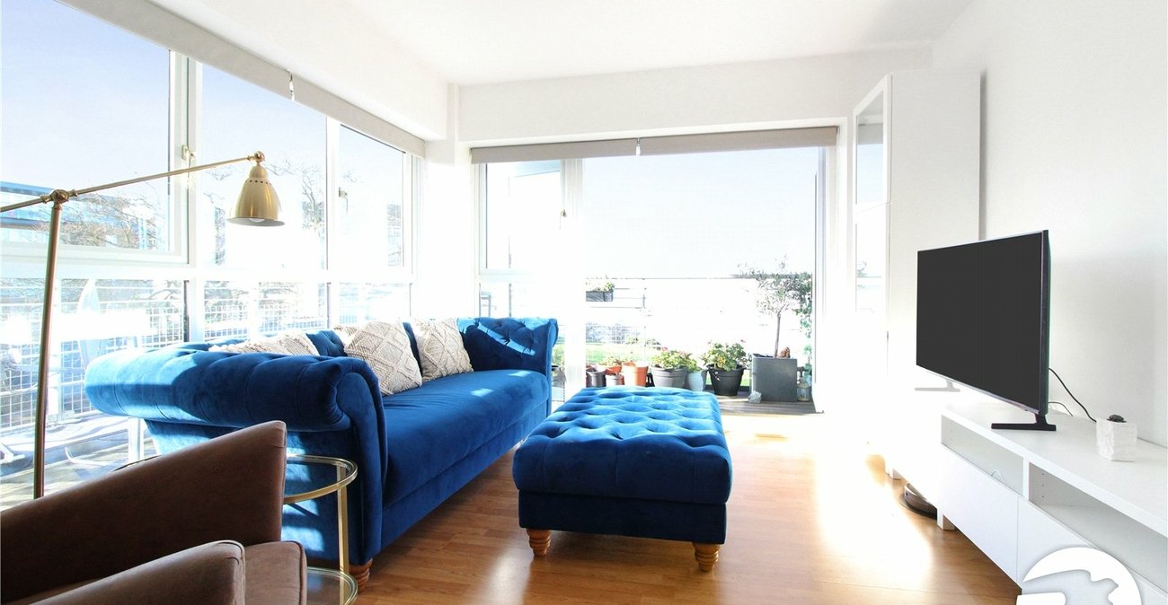 2 bedroom property to rent in Greenhithe | Robinson Michael & Jackson