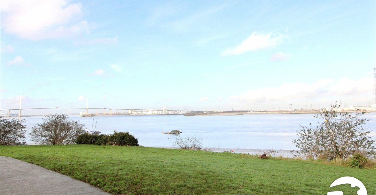 2 bedroom property to rent in Greenhithe | Robinson Michael & Jackson