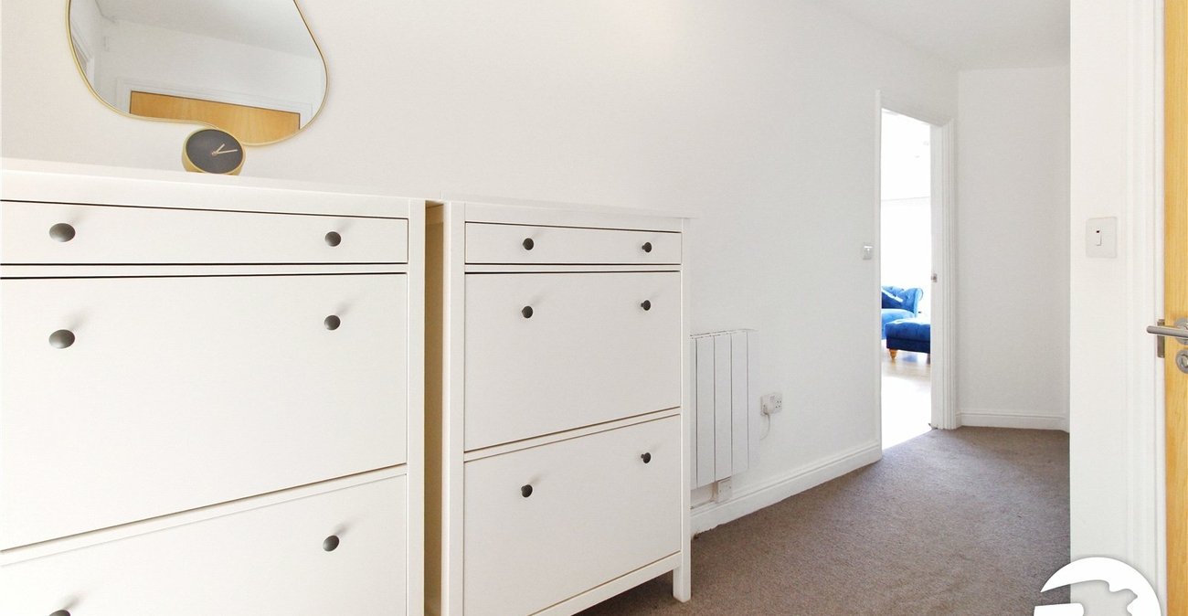 2 bedroom property to rent in Greenhithe | Robinson Michael & Jackson