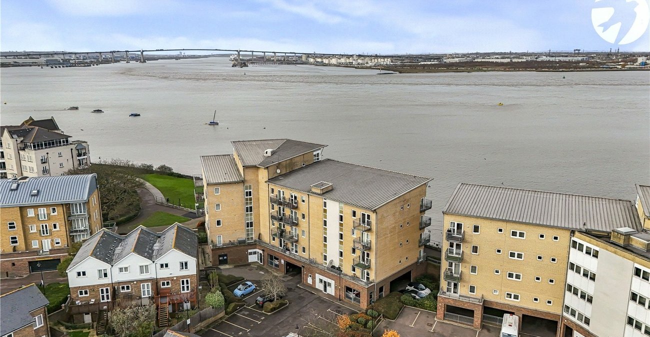 2 bedroom property to rent in Greenhithe | Robinson Michael & Jackson