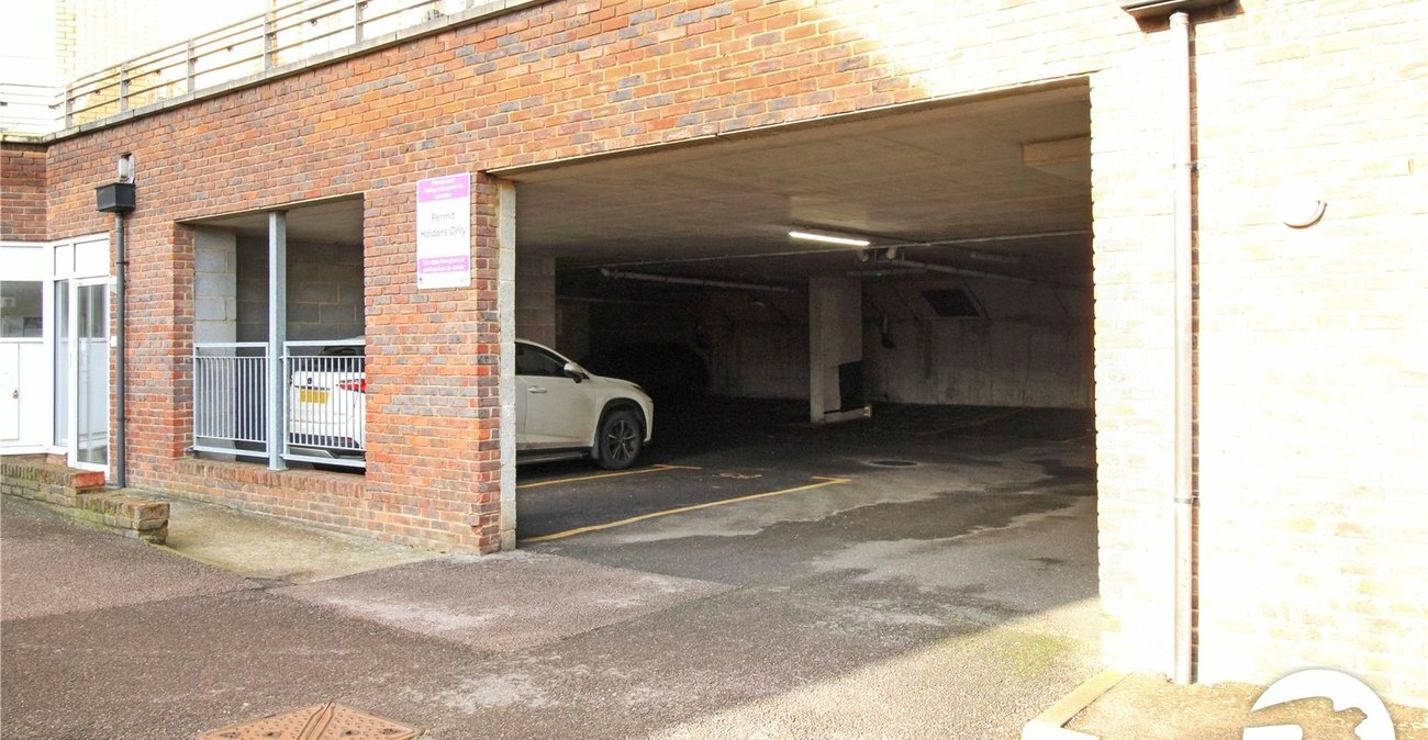 2 bedroom property to rent in Greenhithe | Robinson Michael & Jackson