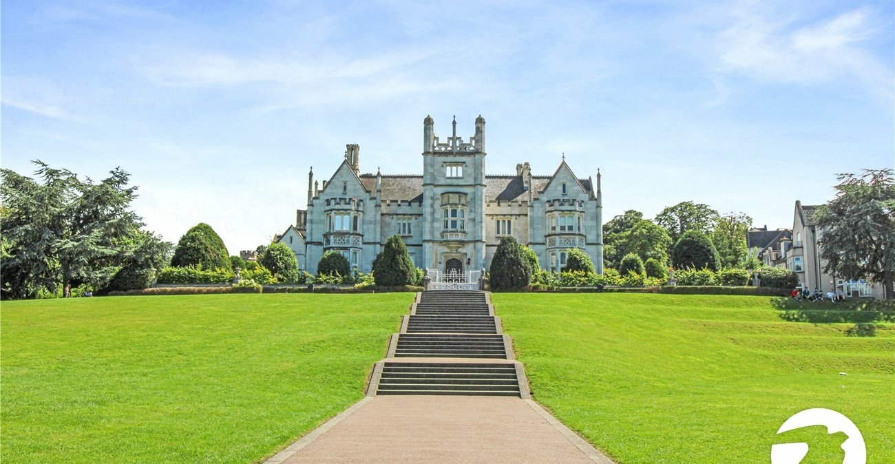 2 bedroom property to rent in Greenhithe | Robinson Michael & Jackson