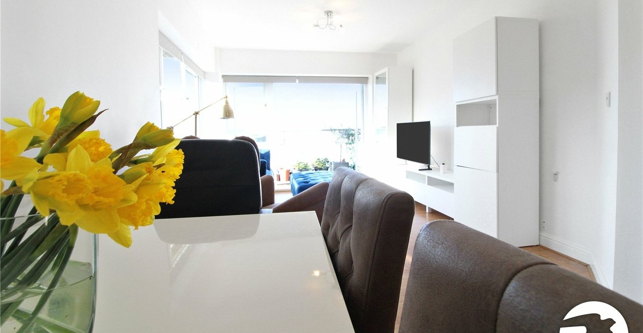 2 bedroom property to rent in Greenhithe | Robinson Michael & Jackson