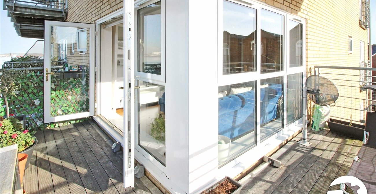 2 bedroom property to rent in Greenhithe | Robinson Michael & Jackson