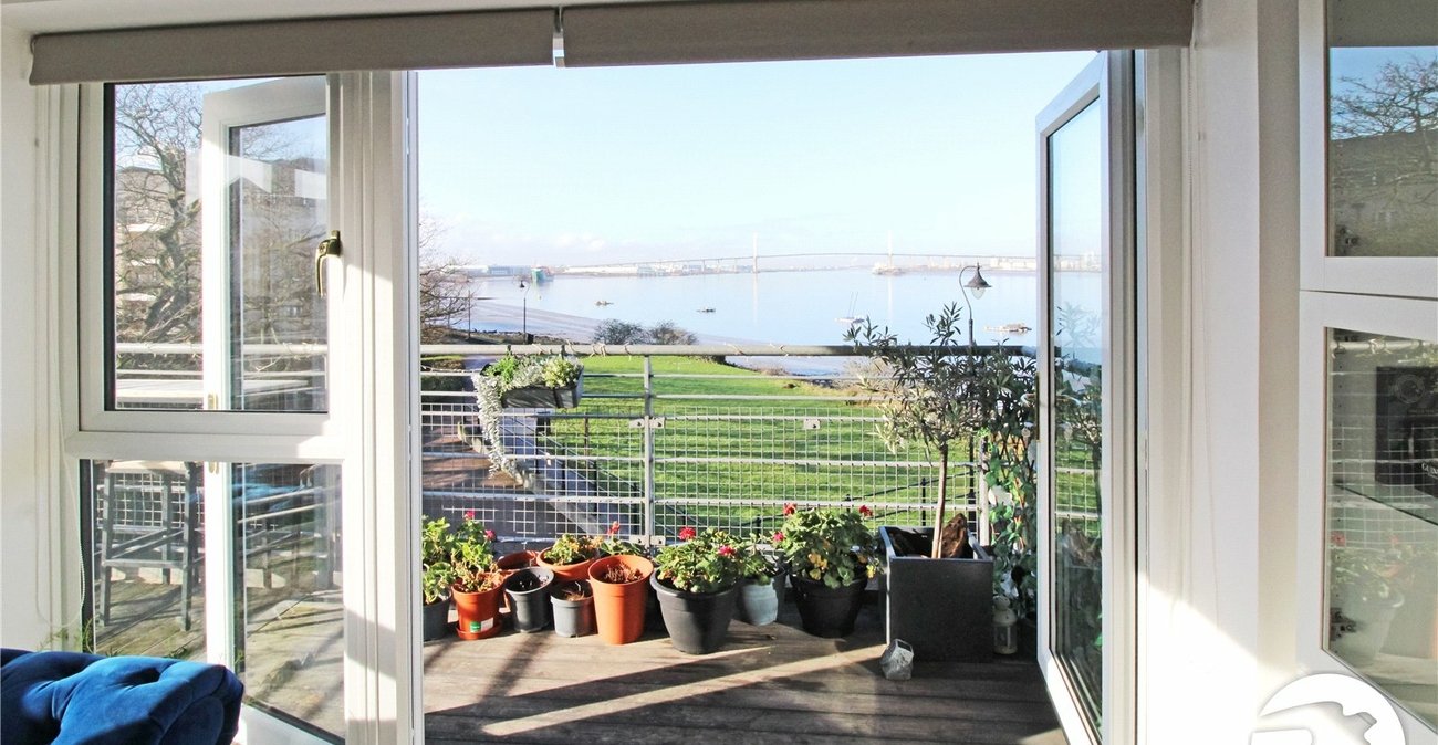 2 bedroom property to rent in Greenhithe | Robinson Michael & Jackson