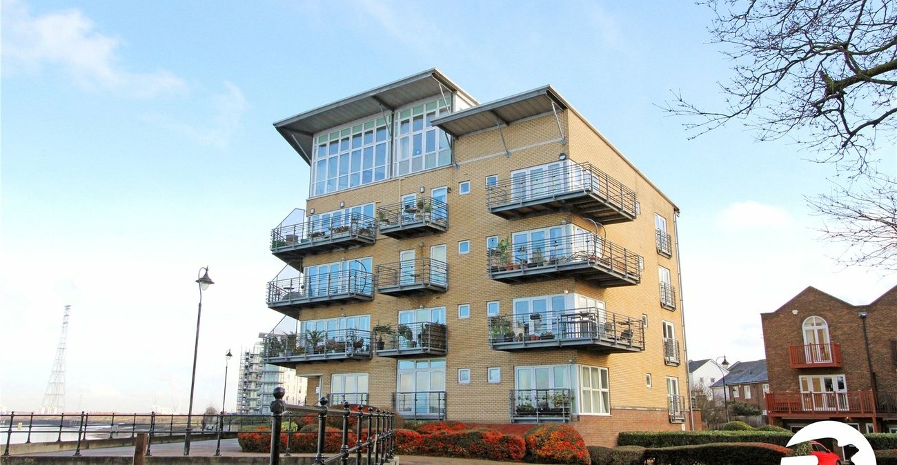 2 bedroom property to rent in Greenhithe | Robinson Michael & Jackson