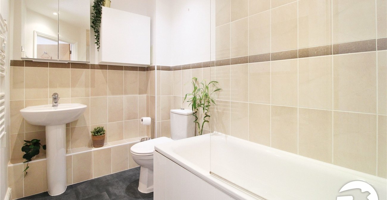 2 bedroom property to rent in Greenhithe | Robinson Michael & Jackson